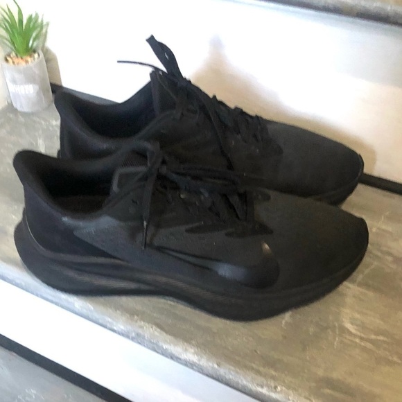 Nike Zoom Winflo 7 Triple Black Latest Running Shoes CJ0291-001  9.5 - Picture 2 of 8